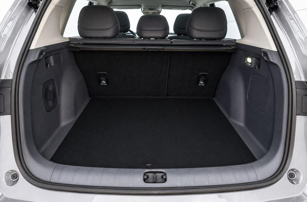 Porta-malas do Leapmotor B10 com amplo espaço interno, acabamento em carpete e encostos traseiros rebatíveis.