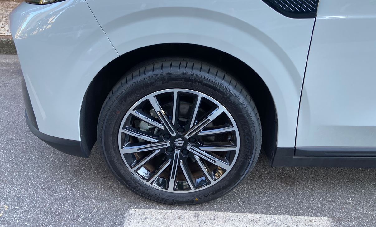 Roda de liga leve de 18 polegadas do Leapmotor B10 com design multirraios e acabamento bicolor, montada em pneu de perfil urbano.