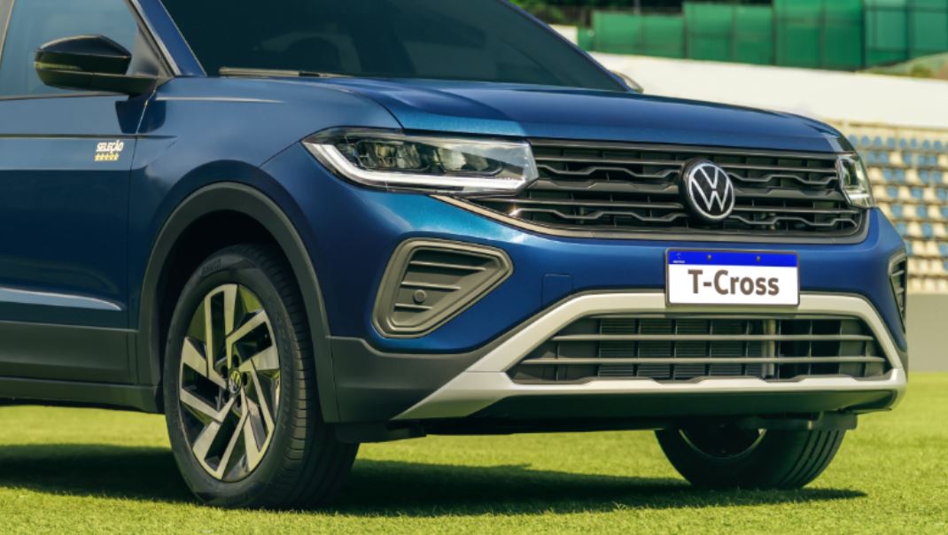 Detalhe frontal do Volkswagen T-Cross Seleção azul com grade, faróis em LED e roda de liga leve em destaque