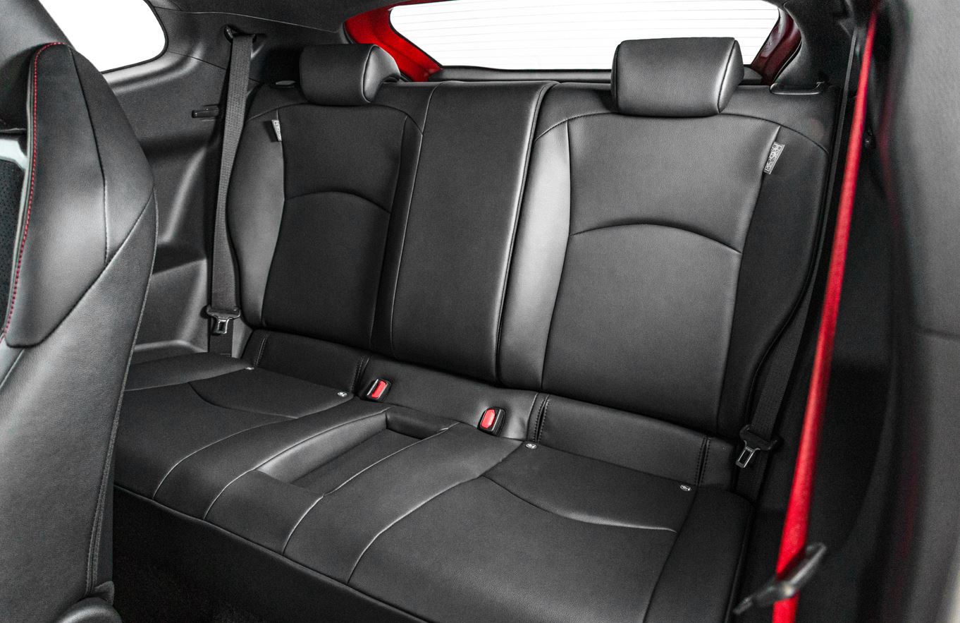 Banco traseiro do Toyota GR Yaris com acabamento em couro preto, dois assentos individuais e cintos de segurança integrados.
