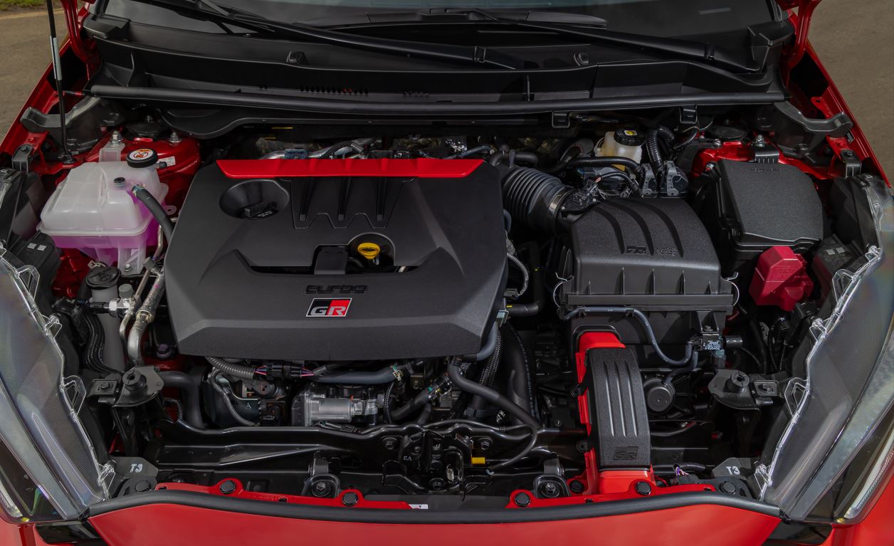 Motor 1.6 turbo do Toyota GR Yaris em detalhe, com acabamento esportivo, componentes reforçados e identificação GR.