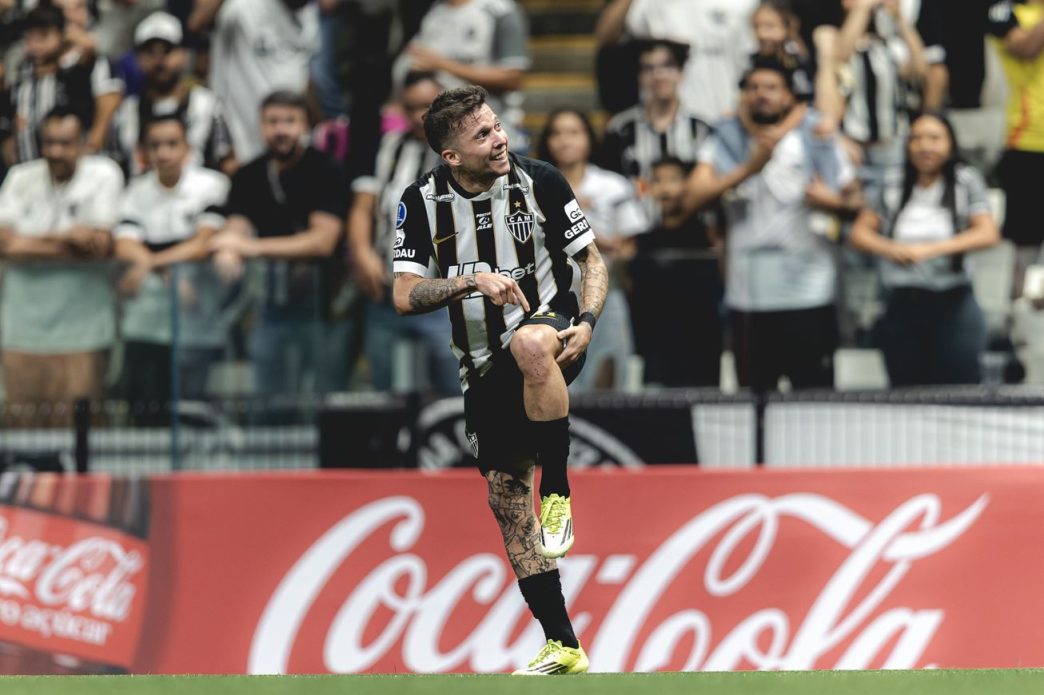 Bernard comemora o gol da vitória do Atlético-MG diante do Puerto Cabello, na Arena MRV, pela Copa Sul-Americana, com a torcida alvinegra ao fundo.
