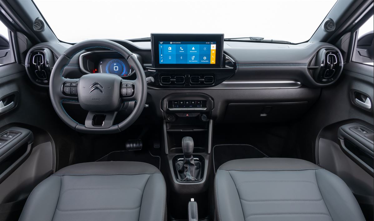 Interior do Citroën C3 XTR 1.0 2026 com destaque para o painel de instrumentos digital, central multimídia de 10,25 polegadas, volante multifuncional com acabamento premium e cabine com visual escurecido.