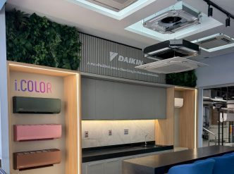 Showroom da Daikin em Belo Horizonte exibe modelos de ar-condicionado residenciais e comerciais em ambiente moderno e tecnológico.