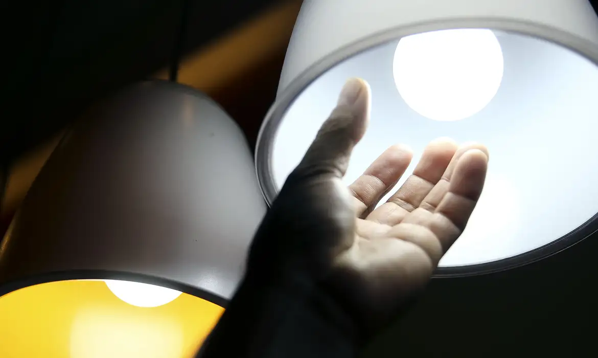 Mais de 1 milhão de famílias em Minas podem perder desconto na conta de luz