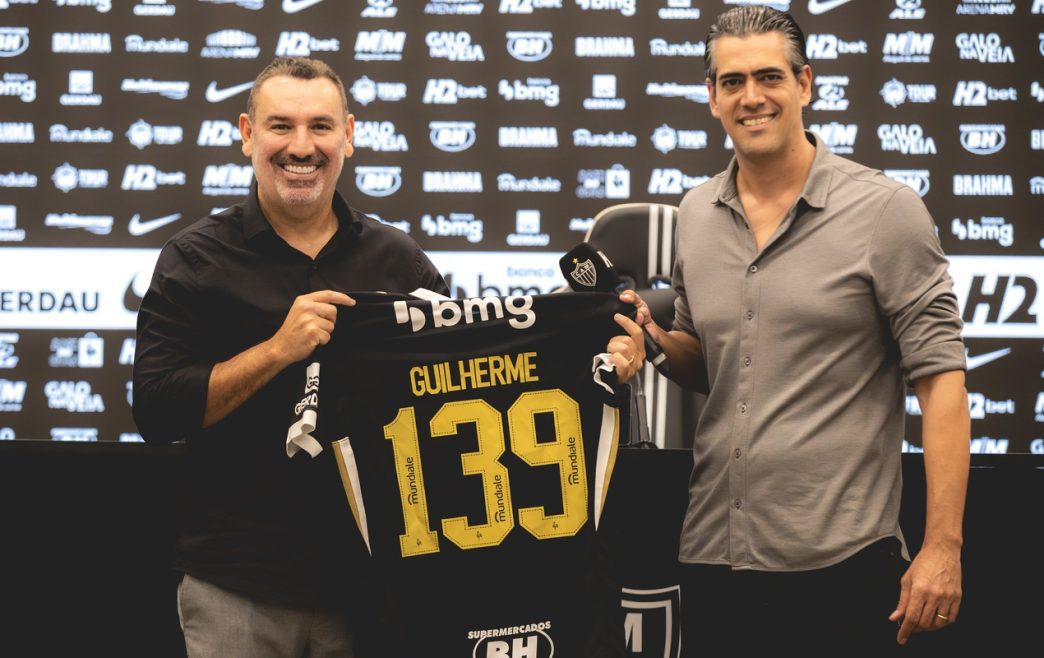 Guilherme Alves é apresentado pelo Atlético na Arena MRV e posa ao lado de Paulo Bracks segurando camisa com número 139.