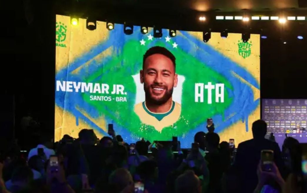 Painéis exibem Neymar Jr durante convocação da seleção brasileira para a Copa do Mundo em evento realizado no Rio de Janeiro.