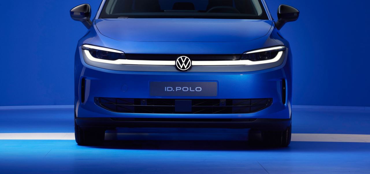 Parte frontal do Volkswagen ID. Polo elétrico azul destaca faróis em LED interligados, visual minimalista e identidade futurista da Volkswagen.