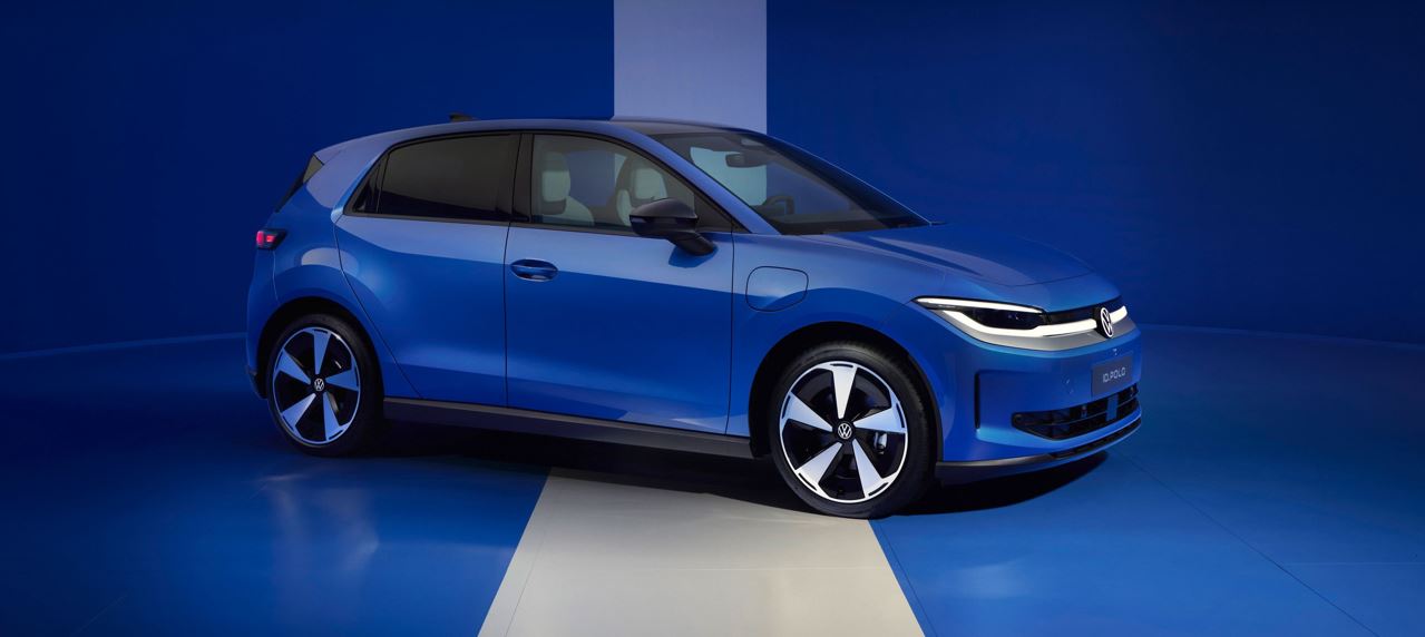 Volkswagen ID. Polo elétrico azul em estúdio, exibindo perfil lateral, rodas aerodinâmicas e design futurista da nova geração elétrica da marca.