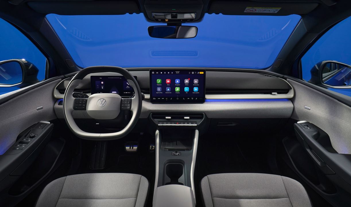 Interior do Volkswagen ID. Polo elétrico destaca painel digital, central multimídia flutuante e cabine minimalista com amplo espaço interno.