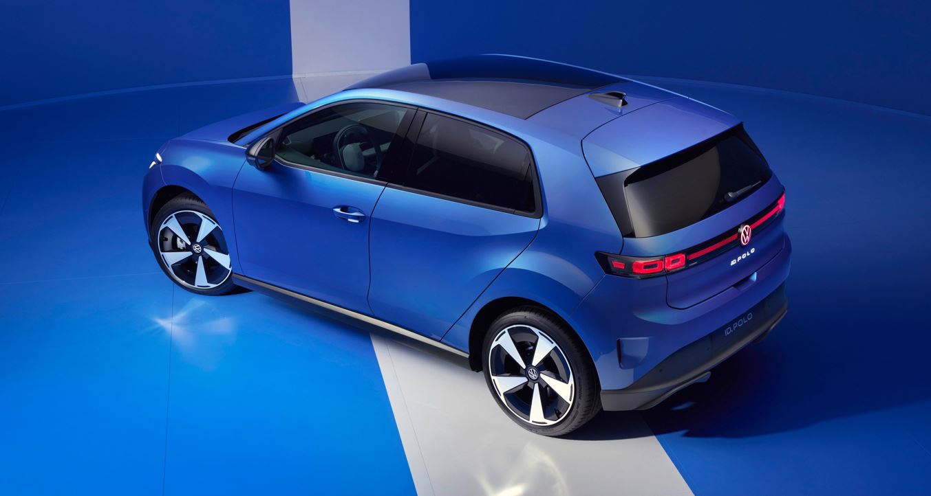 Volkswagen ID. Polo elétrico azul visto de cima em estúdio destaca teto panorâmico, lanternas em LED e rodas aerodinâmicas.