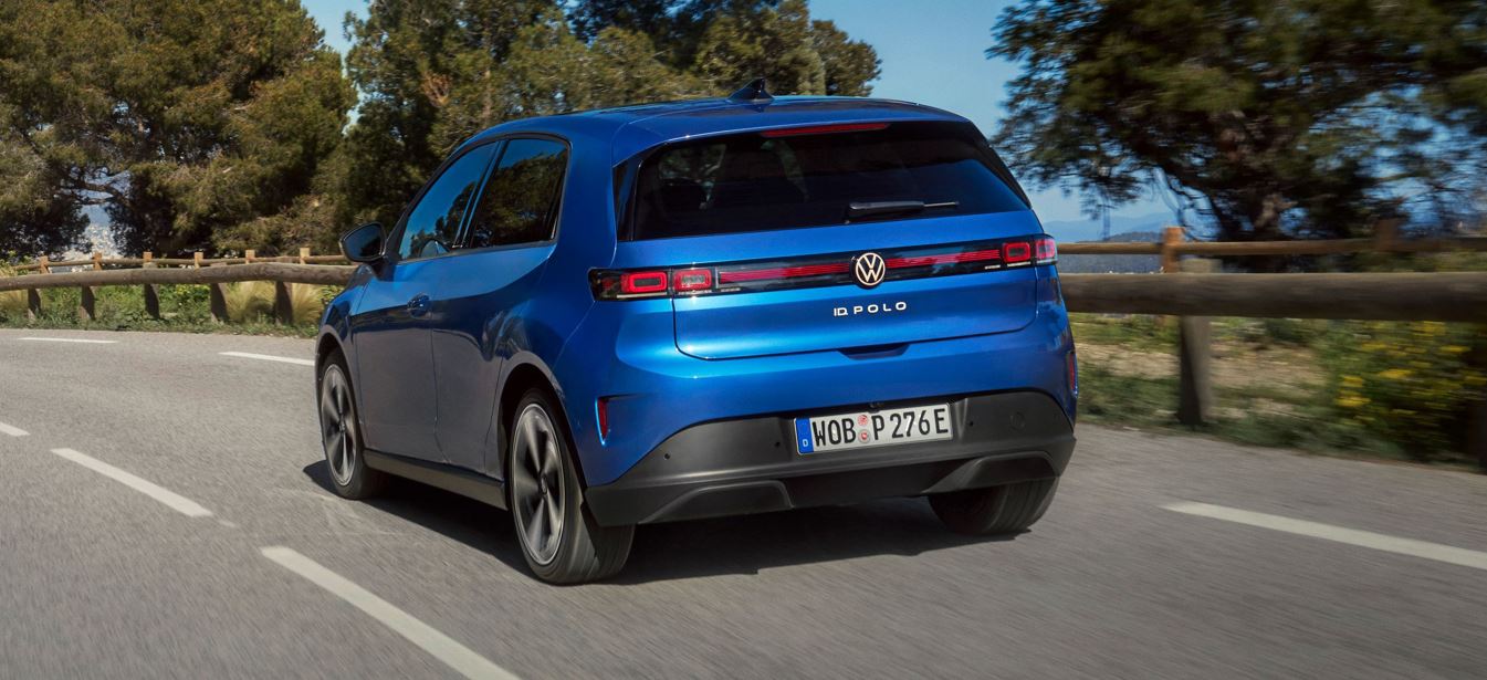 Traseira do Volkswagen ID. Polo elétrico azul em movimento destaca lanternas horizontais em LED e design moderno da nova geração elétrica.