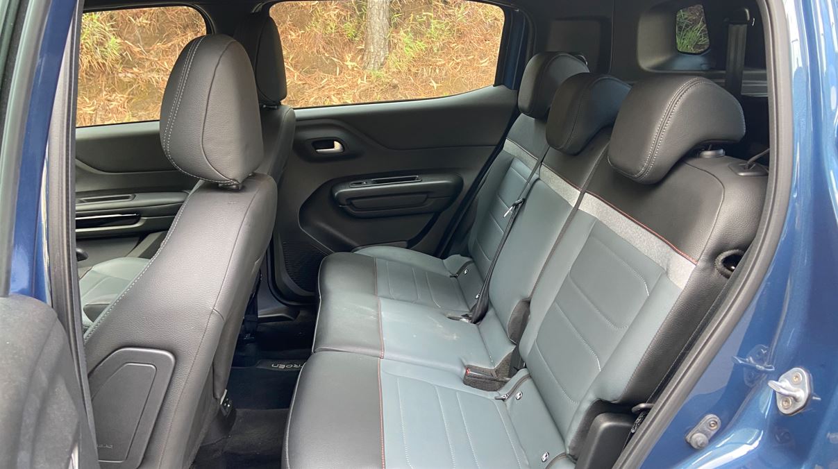 Banco traseiro do Citroën Aircross XTR 7 2026 com revestimento cinza, apoios de cabeça, cintos de segurança e bom espaço para passageiros.