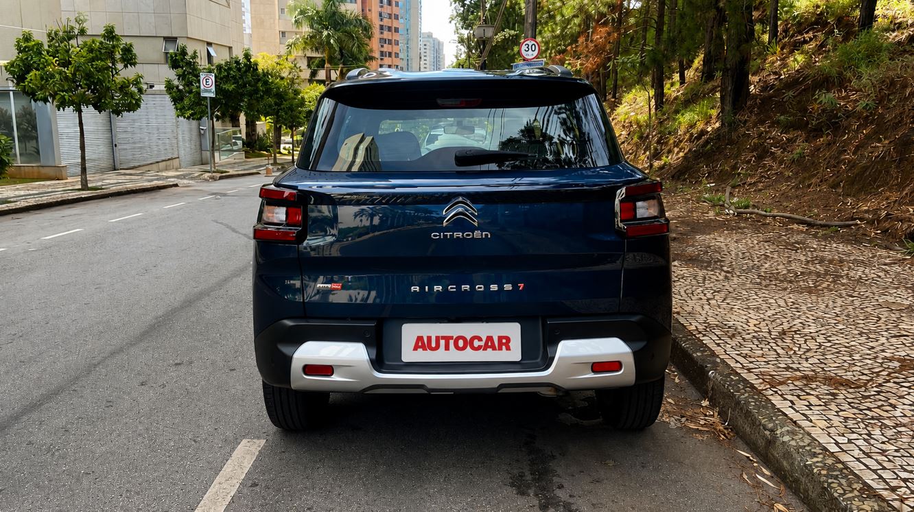 Traseira do Citroën Aircross XTR 7 2026 azul, com lanternas horizontais, tampa do porta-malas, emblema Aircross 7 e placa AUTOCAR.