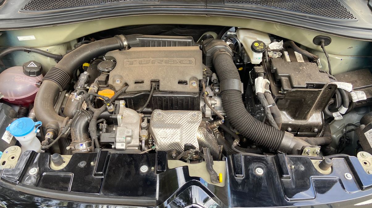 Compartimento do motor do Citroën Aircross XTR 7 2026, destacando o conjunto 1.0 Turbo 200 flex e componentes mecânicos sob o capô.
