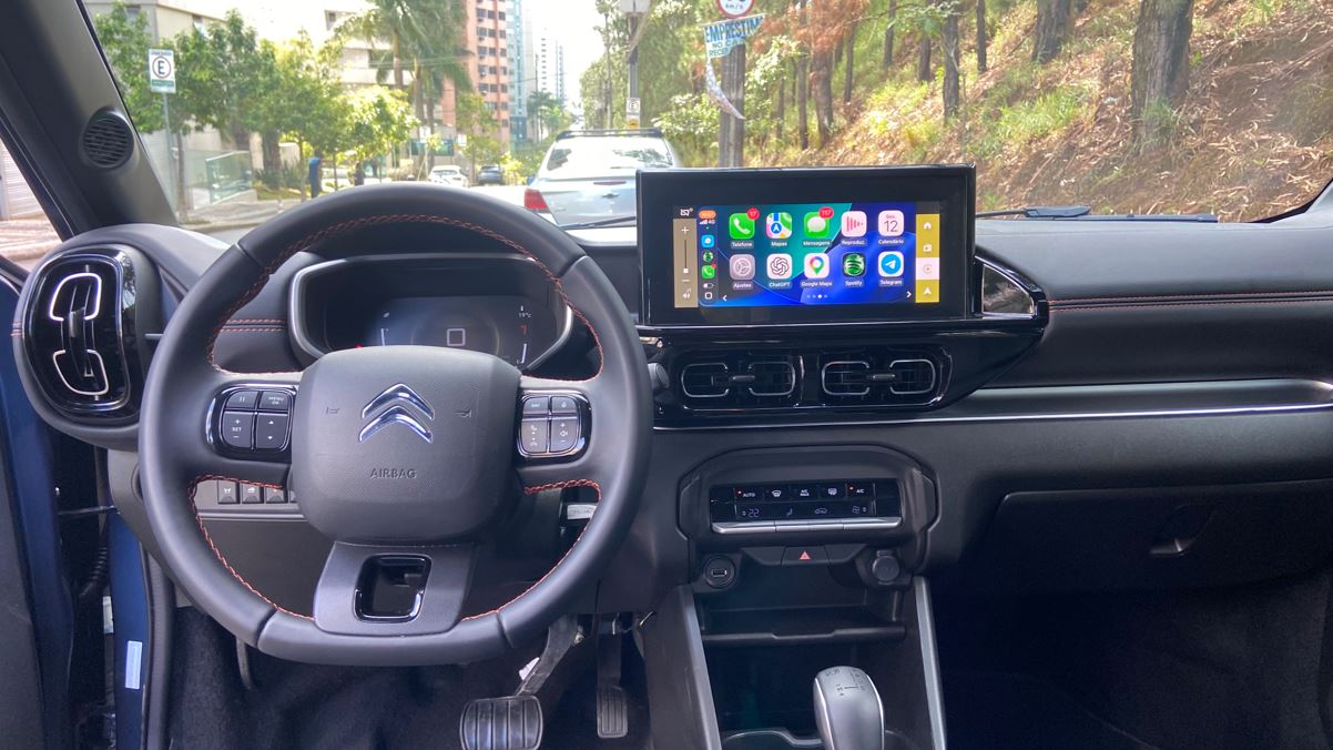 Painel do Citroën Aircross XTR 7 2026 com volante multifuncional, quadro de instrumentos digital e central multimídia com conectividade para smartphone.