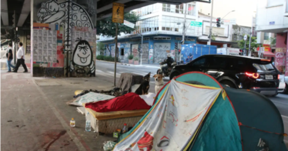 BH sanciona lei que prevê desobstrução de calçadas e vias públicas