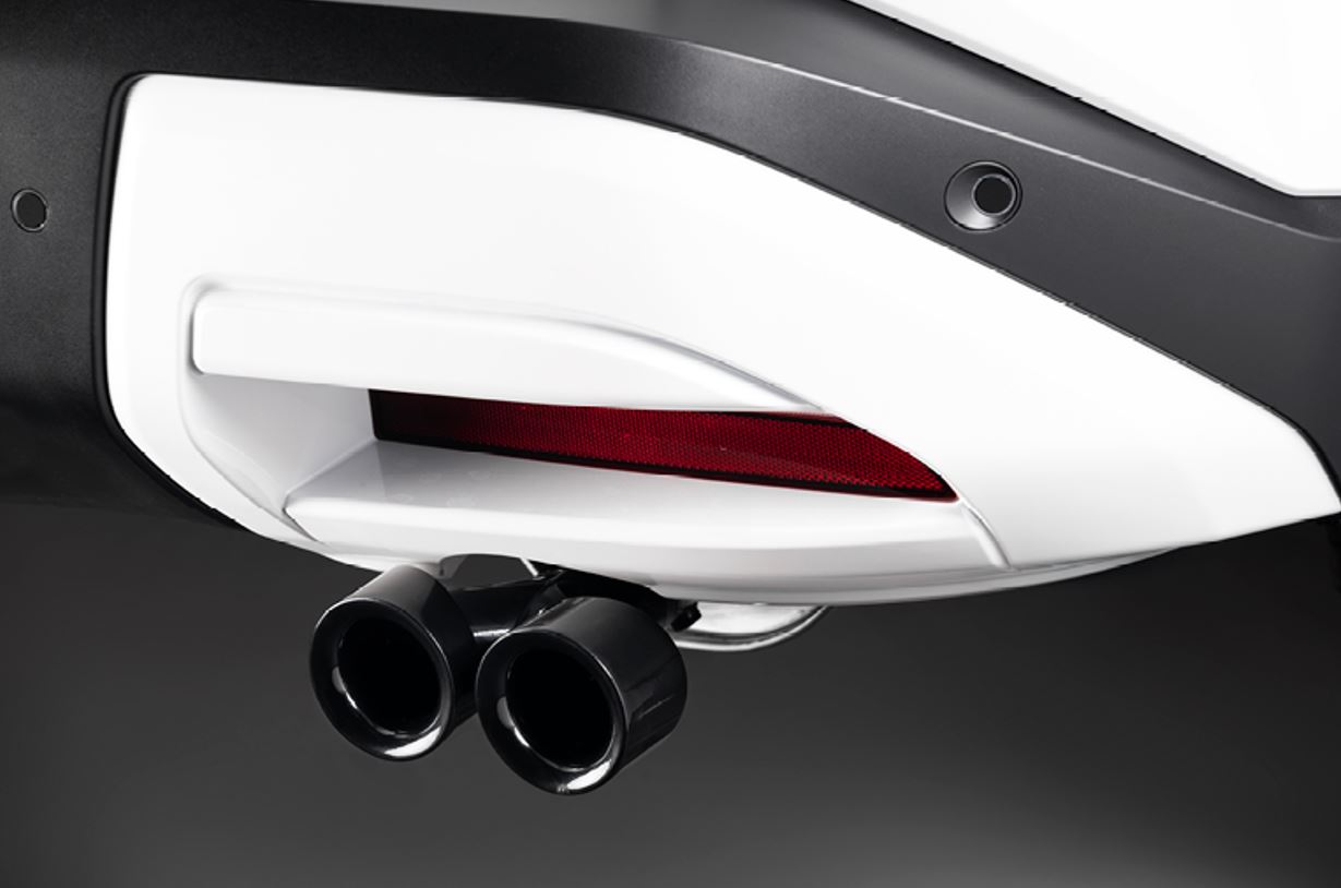 Nissan Kait ganha versões Sense e Advance no Brasil 9 Detalhe da traseira do Nissan Kait branco, com para-choque em acabamento preto, refletores horizontais, sensor de estacionamento e dupla ponteira de escapamento.