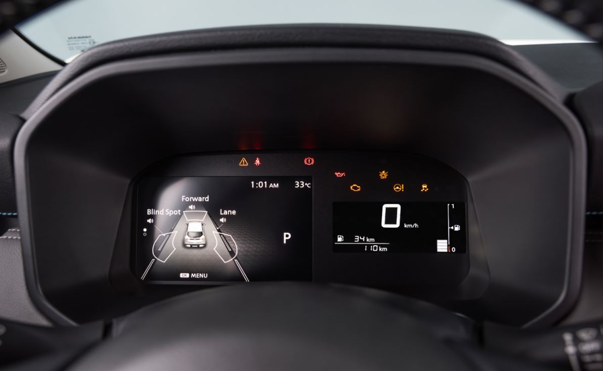 Painel de instrumentos digital do Nissan Kait com velocímetro, indicador de marcha, alertas de segurança, autonomia e sistemas de assistência ao motorista.
