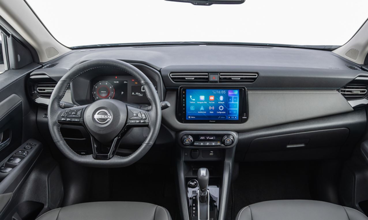 Painel do Nissan Kait com volante multifuncional, quadro de instrumentos digital, central multimídia de 9 polegadas, comandos do ar-condicionado e câmbio CVT.