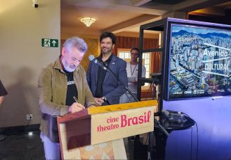 Secretário Leônidas Oliveira assina documento durante lançamento da Avenida Cultural no Cine Theatro Brasil, em Belo Horizonte.
