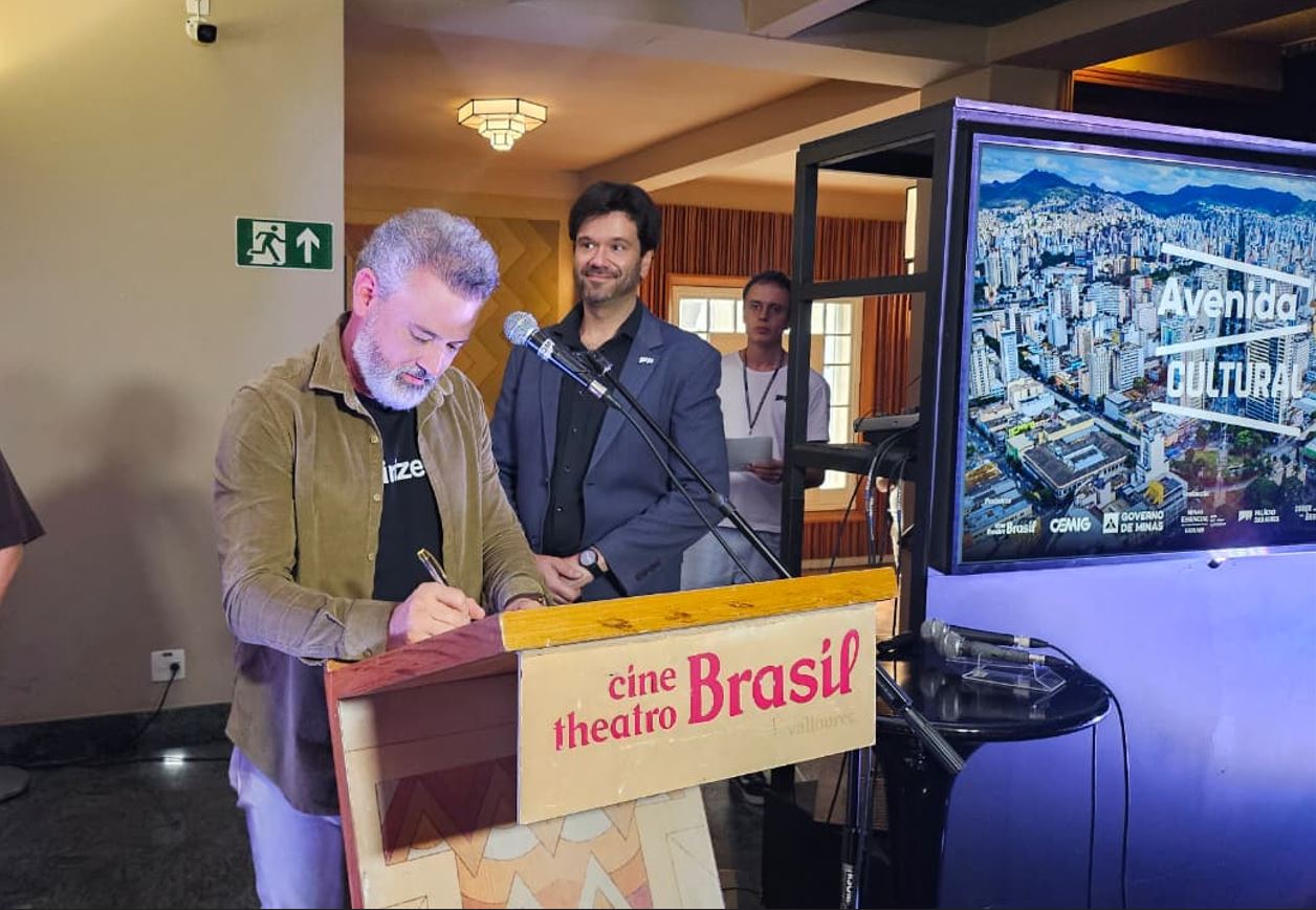 Secretário Leônidas Oliveira assina documento durante lançamento da Avenida Cultural no Cine Theatro Brasil, em Belo Horizonte.