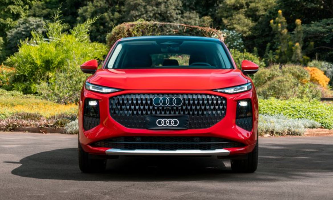Vista frontal do novo Audi Q3 Sportback vermelho destaca a ampla grade Singleframe redesenhada, faróis afilados em LED e o novo visual da terceira geração do SUV premium.