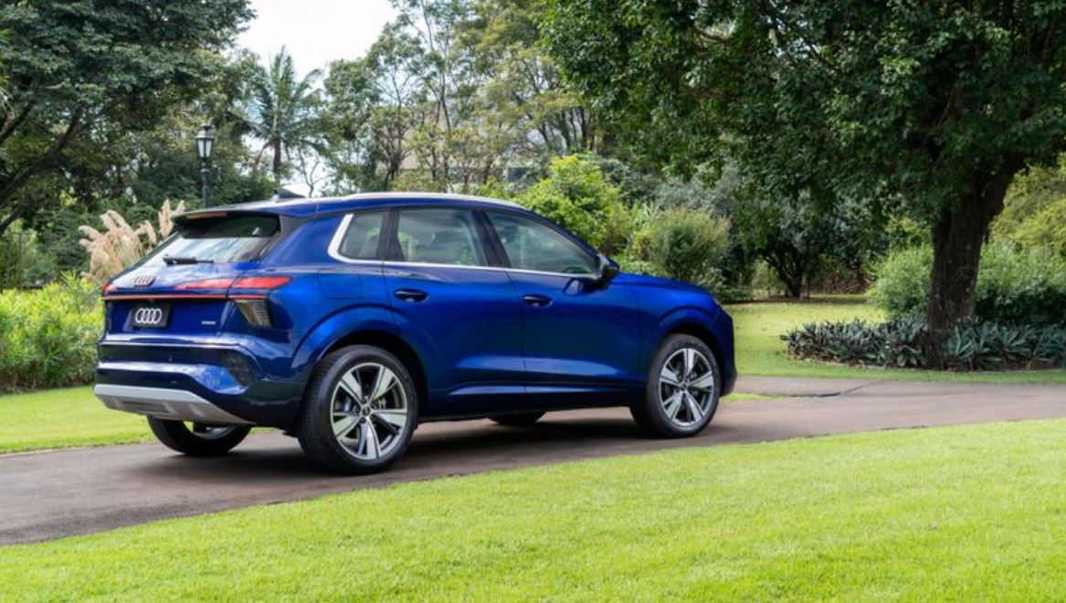 Traseira do novo Audi Q3 azul destaca as lanternas em LED interligadas, linhas robustas da carroceria e o novo design do SUV premium da Audi.
