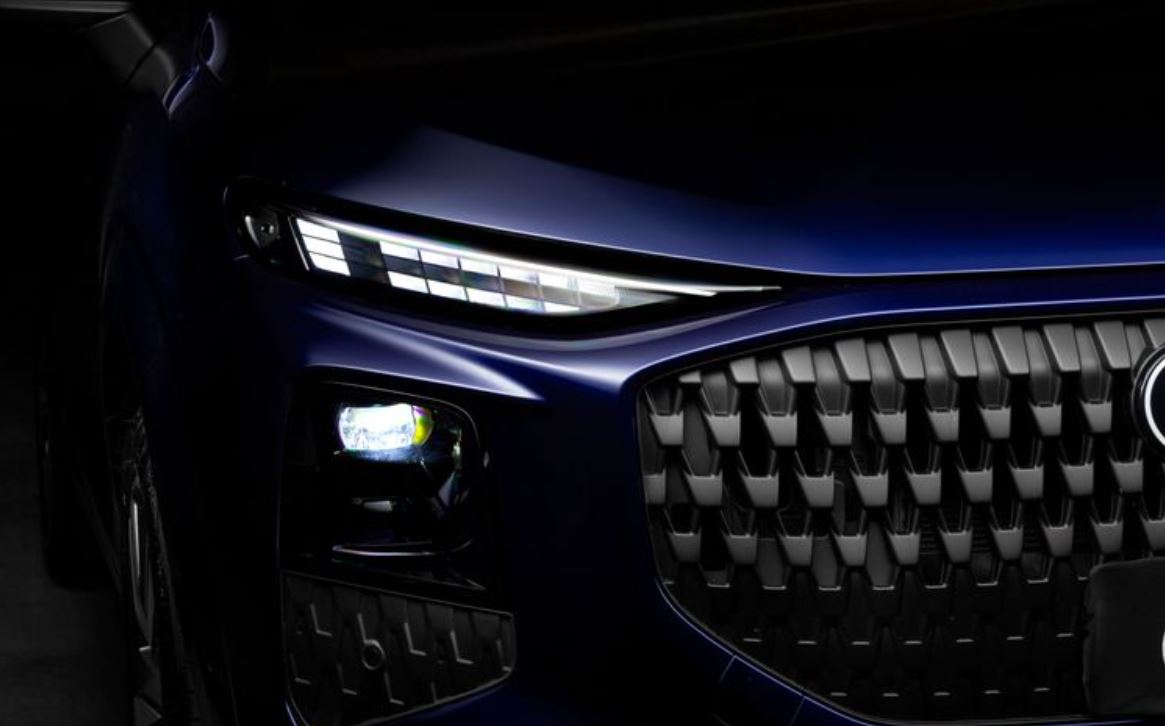 Detalhe do conjunto óptico dianteiro do novo Audi Q3 evidencia os faróis Full LED Plus, a assinatura luminosa configurável e a grade Singleframe redesenhada.
