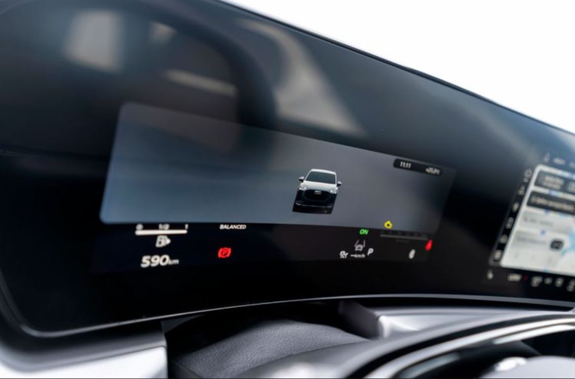 Painel digital panorâmico do novo Audi Q3 exibe o Audi Virtual Cockpit Plus integrado à central multimídia curva, com informações de condução e conectividade em alta definição.