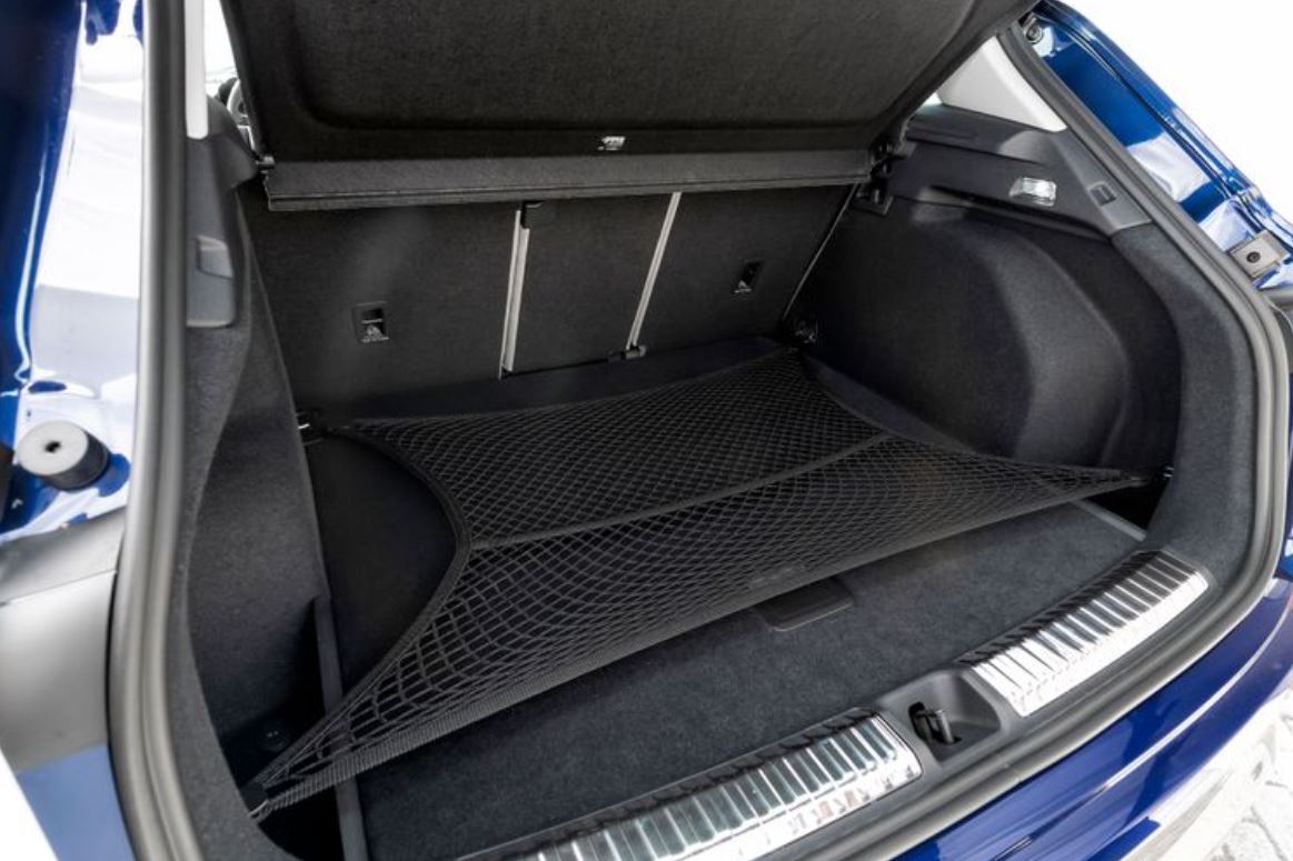 Porta-malas do novo Audi Q3 destaca amplo espaço para bagagens, acabamento refinado e sistema de bancos traseiros corrediços que ampliam a versatilidade do compartimento.