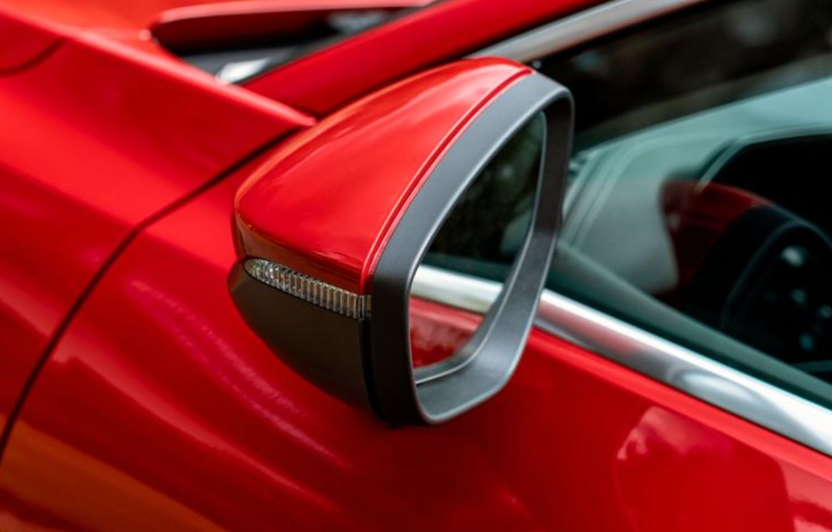 Detalhe do retrovisor externo do novo Audi Q3 Sportback evidencia o acabamento refinado, o design aerodinâmico e a seta integrada em LED.
