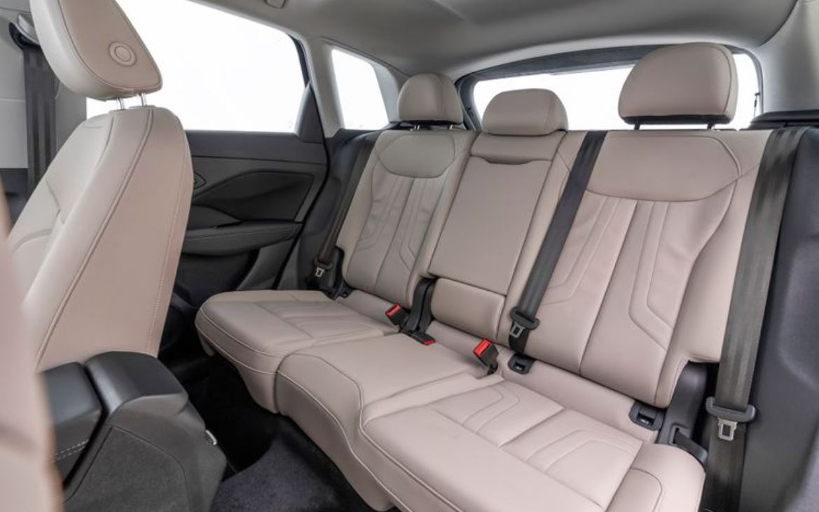 Banco traseiro do novo Audi Q3 com acabamento em couro bege destaca amplo espaço interno, conforto para cinco ocupantes e assentos corrediços para maior versatilidade.