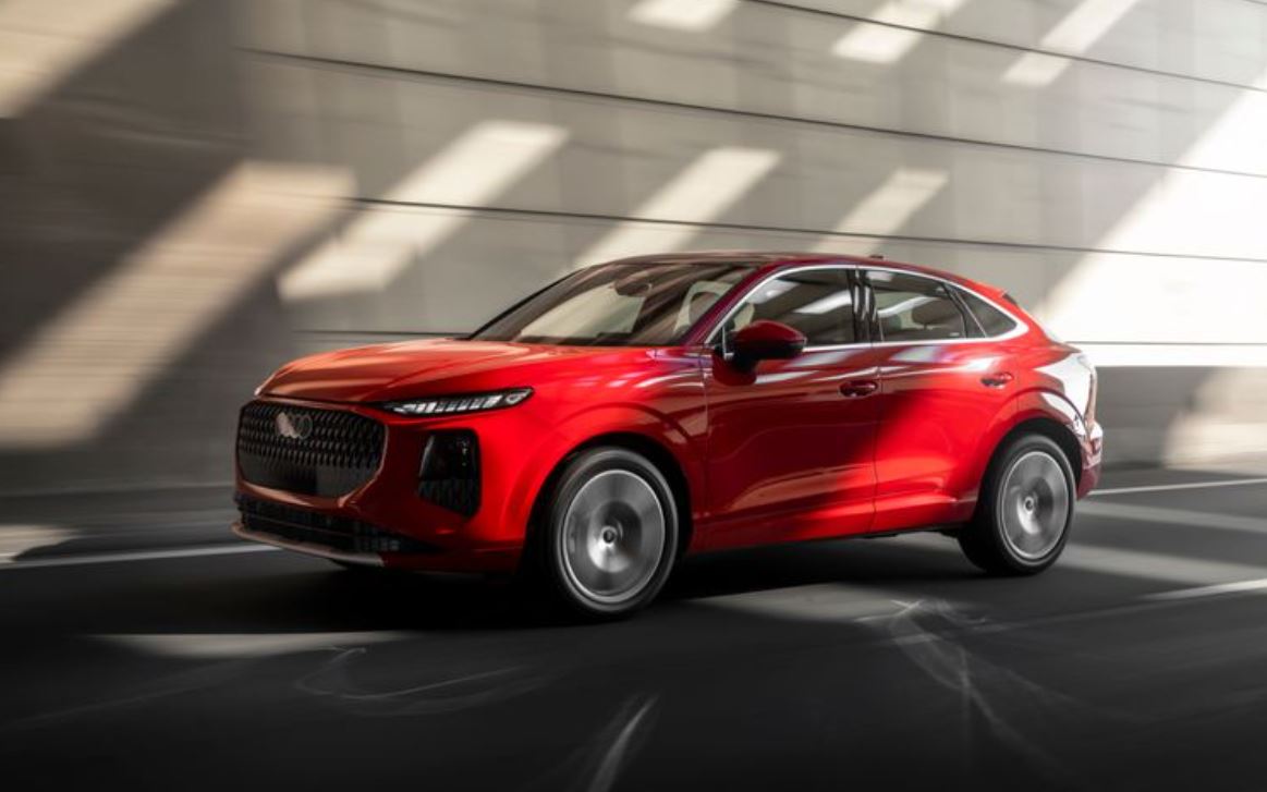 Audi Q3 Sportback vermelho em movimento destaca o novo design da terceira geração, com linhas esportivas, grade frontal redesenhada e iluminação em LED.