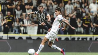 Jogadores de Atlético e Bahia disputam a bola durante partida na Arena MRV, pelo Campeonato Brasileiro.