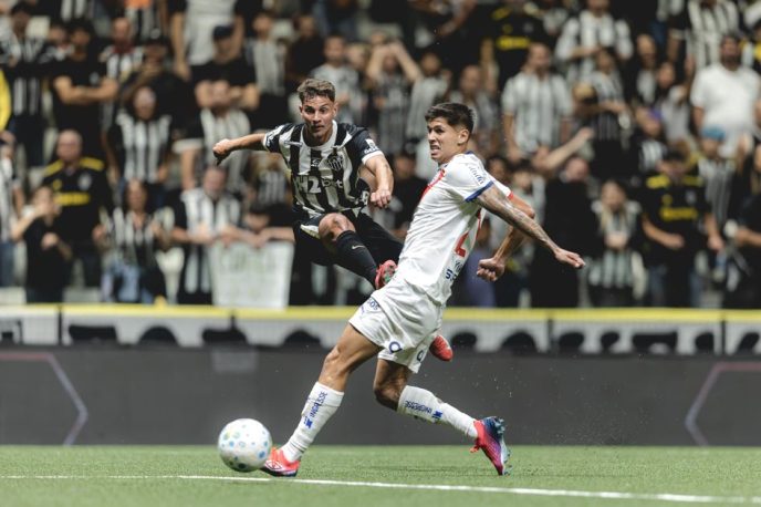 Jogadores de Atlético e Bahia disputam a bola durante partida na Arena MRV, pelo Campeonato Brasileiro.