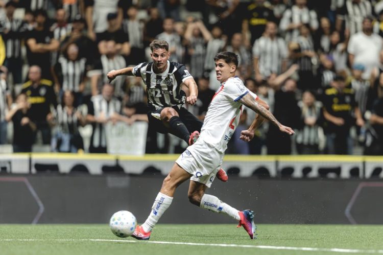 Jogadores de Atlético e Bahia disputam a bola durante partida na Arena MRV, pelo Campeonato Brasileiro.
