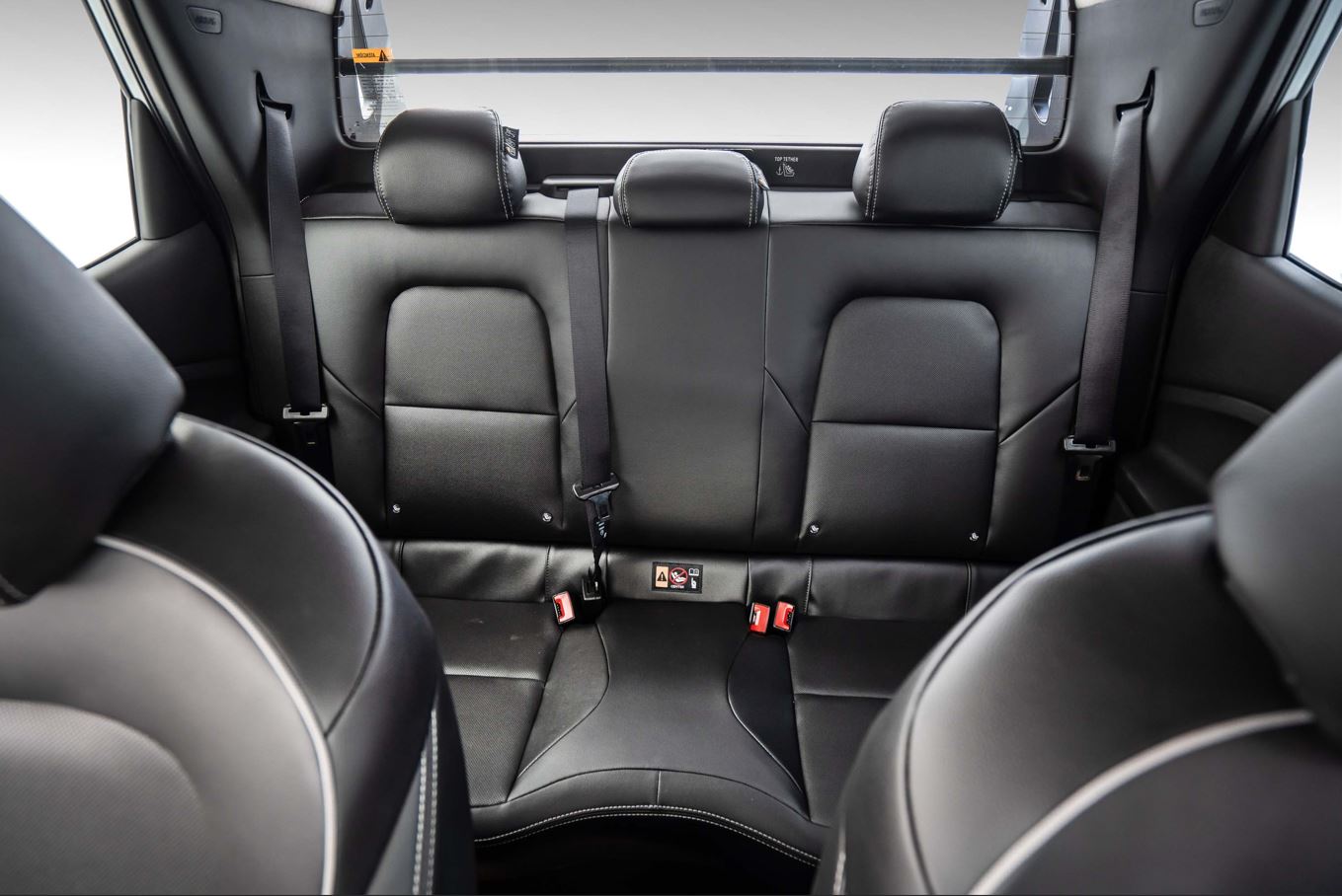 Banco traseiro da Chevrolet Montana 2027 com três apoios de cabeça, cintos de segurança, revestimento escuro e acabamento interno voltado ao conforto.
