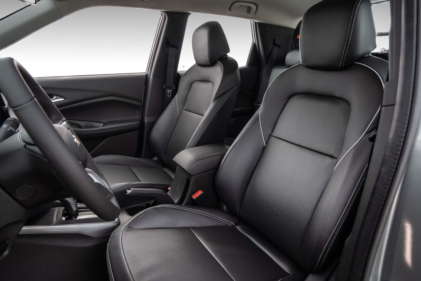 Interior da Chevrolet Montana 2027 com bancos dianteiros em revestimento escuro, costuras aparentes, console central e cabine dupla com acabamento refinado.
