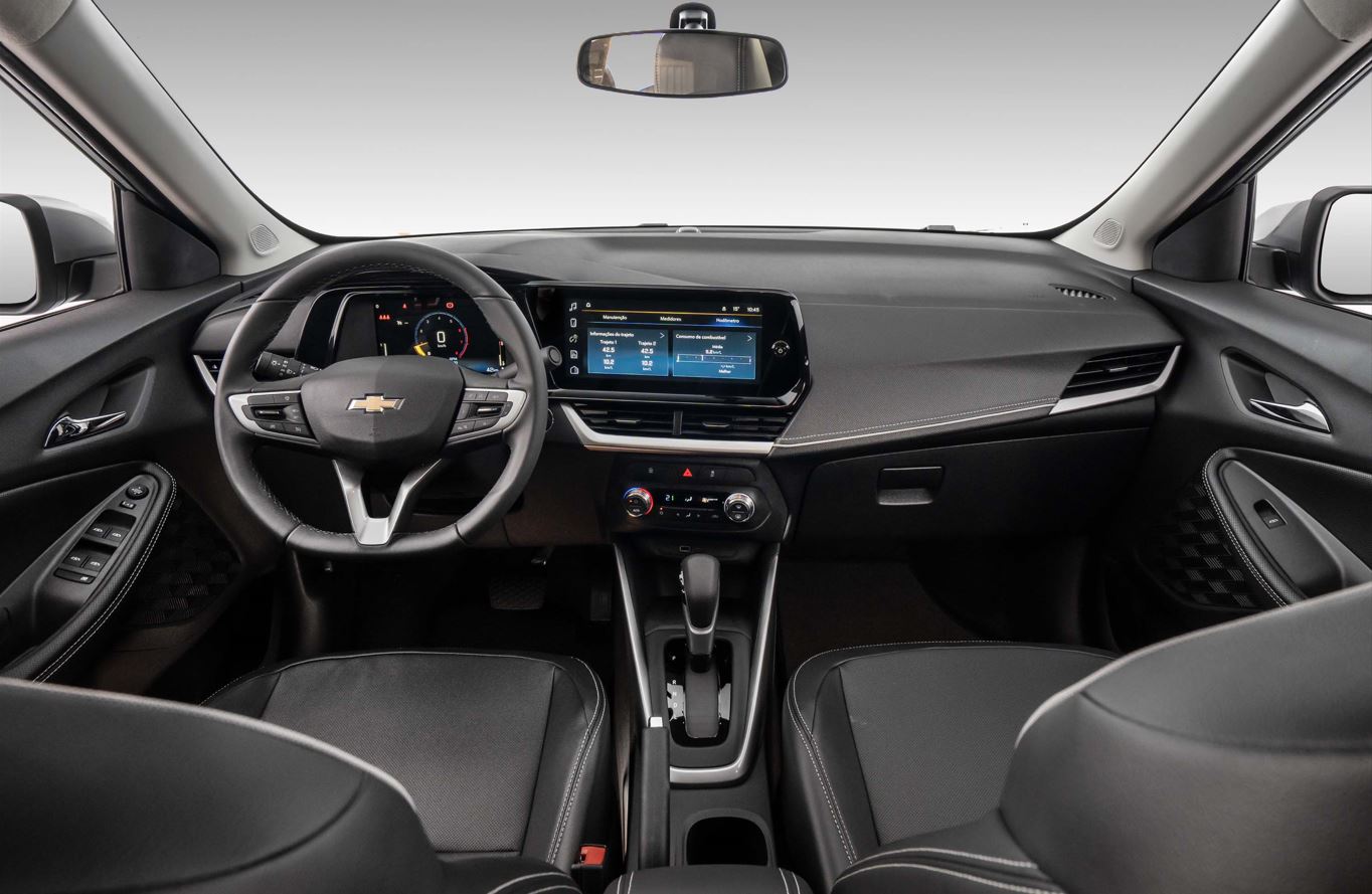 Painel da Chevrolet Montana 2027 com volante multifuncional, quadro digital, central multimídia MyLink, câmbio automático e comandos de climatização.
