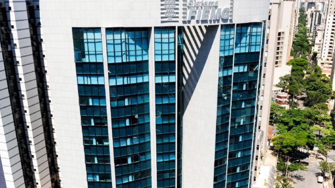 Fachada da sede do Sistema FIEMG, em Belo Horizonte, com edifícios e área arborizada ao redor.