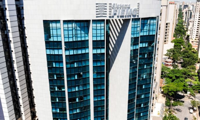 Fachada da sede do Sistema FIEMG, em Belo Horizonte, com edifícios e área arborizada ao redor.