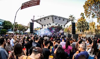 Público acompanha show de rock em palco montado ao ar livre, próximo à Praça da Liberdade, em Belo Horizonte.