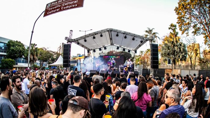 Público acompanha show de rock em palco montado ao ar livre, próximo à Praça da Liberdade, em Belo Horizonte.