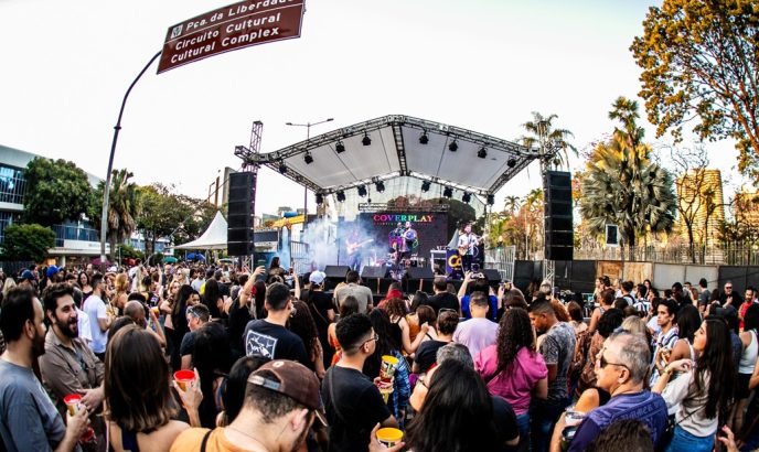 Público acompanha show de rock em palco montado ao ar livre, próximo à Praça da Liberdade, em Belo Horizonte.
