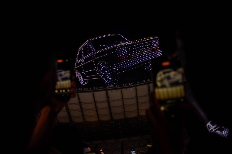 Formação de drones desenha o Fiat 147 no céu durante o espetáculo comemorativo dos 50 anos da Fiat no Mineirão.