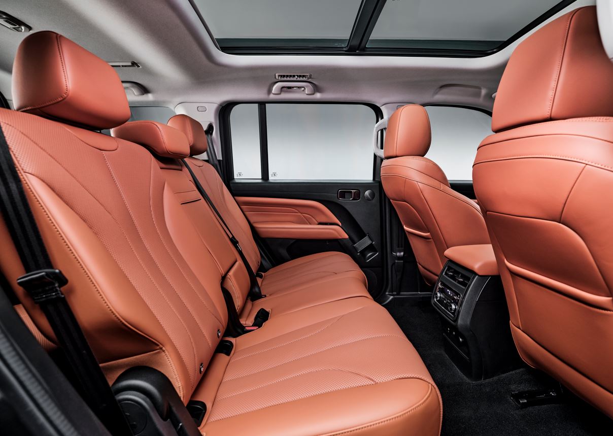 Segunda fileira do Haval H9 Selection com bancos Marrom Saibro, amplo espaço para as pernas, teto panorâmico e saídas de ar.