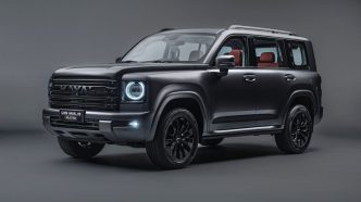 Haval H9 Selection cinza fotografado de frente e de lado, com grade preta, faróis de LED, rodas aro 19 e interior marrom.