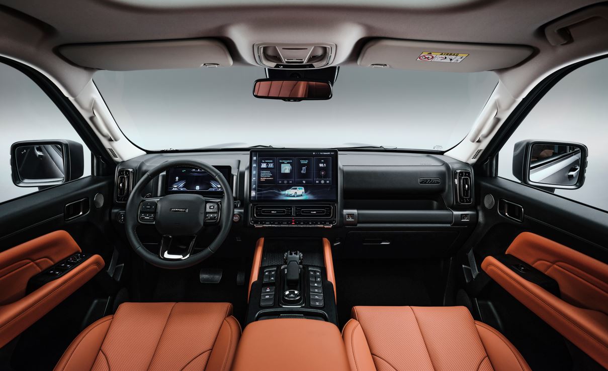 Texto alternativo: Interior do Haval H9 Selection com bancos Marrom Saibro, painel digital, central multimídia vertical e console central elevado.