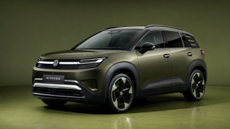 Volkswagen ID. Cross verde em estúdio, visto de frente e de lado, com faróis em LED e rodas de liga leve.